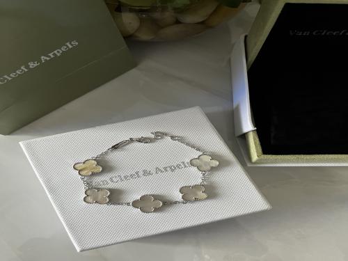 اساور فان كليف فضي الوان