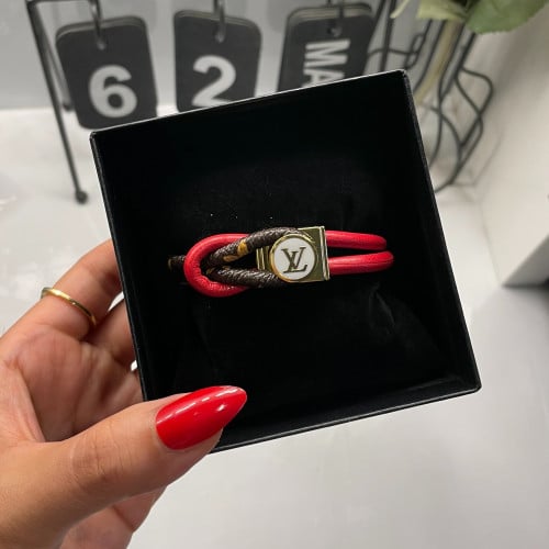 سواره جلد لويس فيتون مقاس مديم