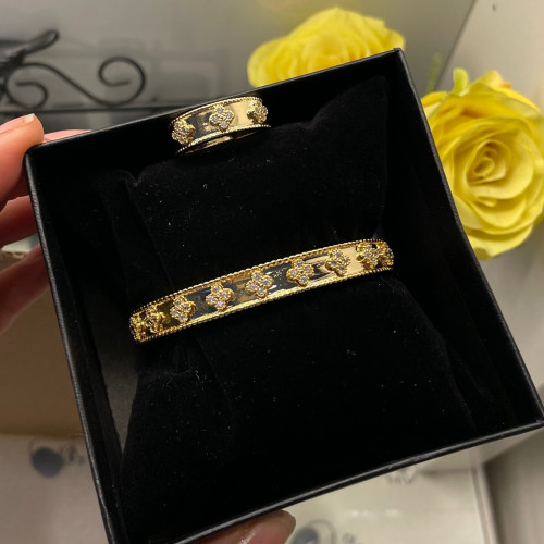 فان كليف اسواره مقفل فضي او ذهبي