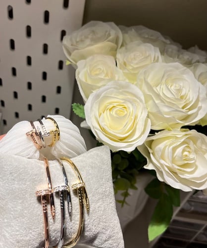 اساور مسمار