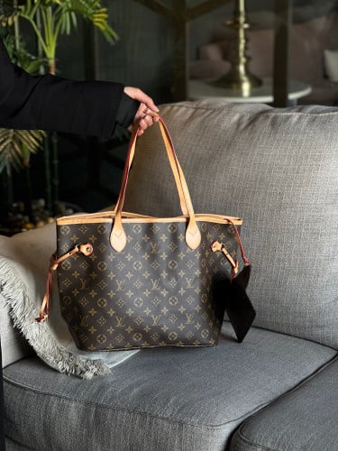 شنطه ال في حجم كبير بدون بوكس