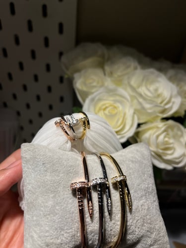 اساور مسمار