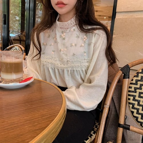 بلوزة نسائية بأكمام طويلة ، بتطريز الأزهار وتفاصيل...