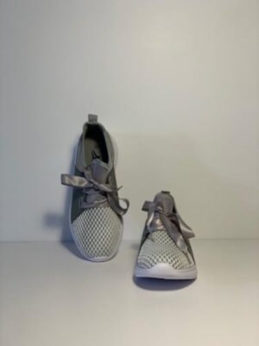 حذاء سبورت رمادي بنمط فيونكات ، تصميم شبكة ، عملي