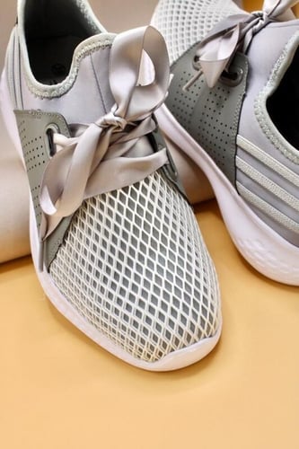 حذاء سبورت رمادي بنمط فيونكات ، تصميم شبكة ، عملي
