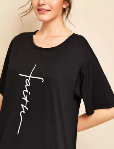 قميص نوم أسود ، بتصميم عملي مريح