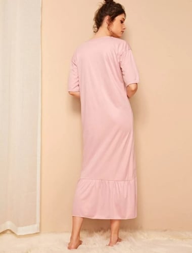 فستان ليلي نسائي بحافة مكشكش وبطباعة شعار ، لون ور...