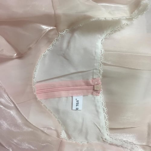 فستان نسائي أنثوي ناعم وبتصميم لطيف ، أكمام منتفخة...