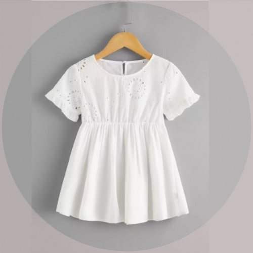 بلوزة بناتي ذو ثنايا مكشكش مطرز بفتحات ، لون أبيض