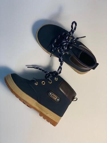 جزمه كاحل بأربطة امامي للاولاد الصغار