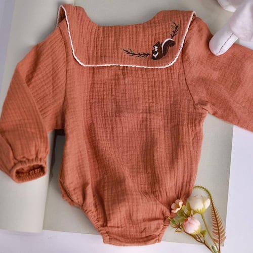 فستان رومبير اسباني انيق بياقة عريضة بنقشه سنجاب م...