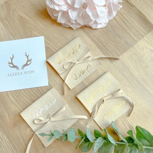 اظرف مجوهرات ومبالغ نقدية