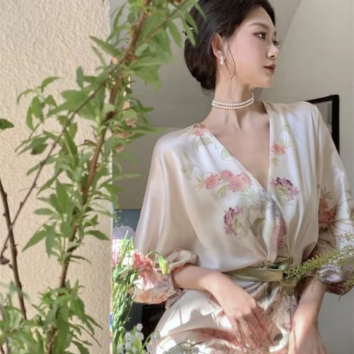 فستان نسائي عتيق ، موديل ذيل السمكة ، وفتحة عنق عل...