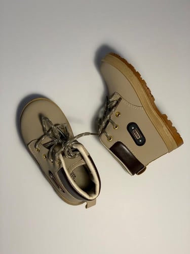 جزمه كاحل بأربطة امامي للاولاد الصغار