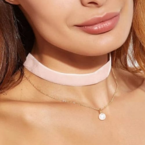 قلادة ذهبية بتصميم المخمل الوردي