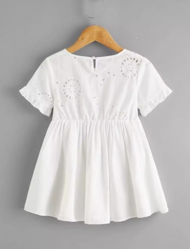 بلوزة بناتي ذو ثنايا مكشكش مطرز بفتحات ، لون أبيض