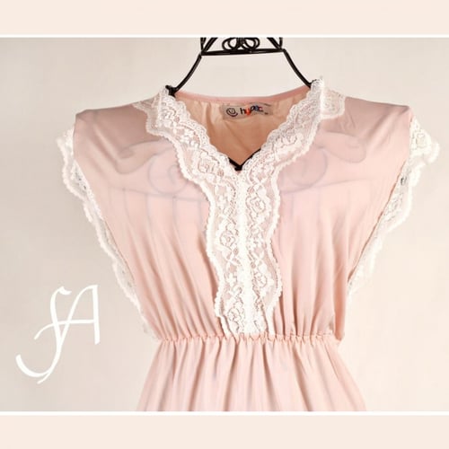 فستان ليلي ناعم بأطراف دانتيل ، متوفر ب ثلاث ألوان