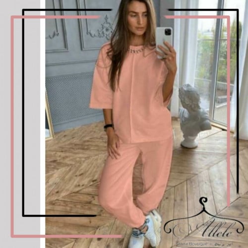 طقم بيجامة نسائية جميلة و راقية ، تصميم هادئ ، لون...