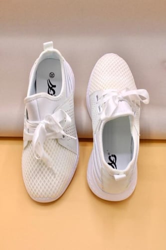 حذاء سبورت ابيض بنمط فيونكات ، تصميم شبكة ، عملي