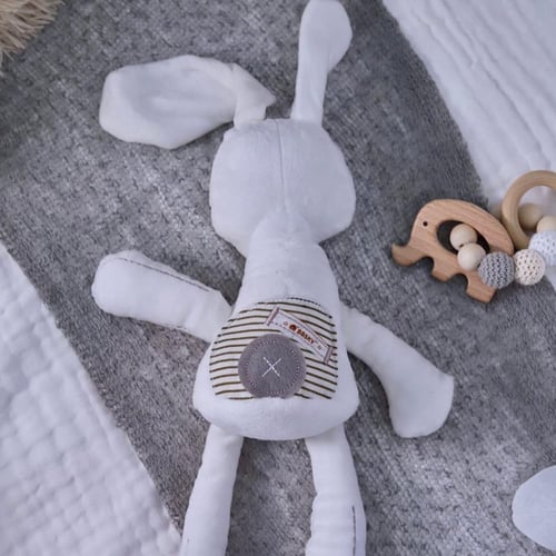 دمية ارنب مع طباعة حرف المولود