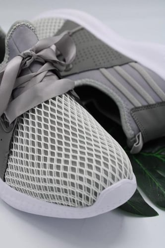 حذاء سبورت رمادي بنمط فيونكات ، تصميم شبكة ، عملي