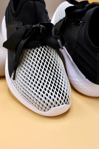 حذاء سبورت أسود بنمط فيونكات ، تصميم شبكة ، عملي