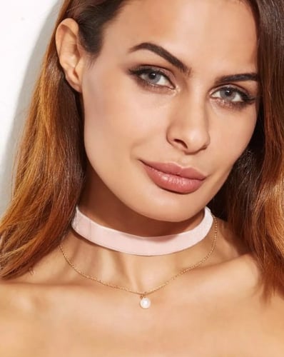 قلادة ذهبية بتصميم المخمل الوردي