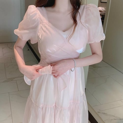 فستان نسائي أنثوي ناعم وبتصميم لطيف ، أكمام منتفخة...