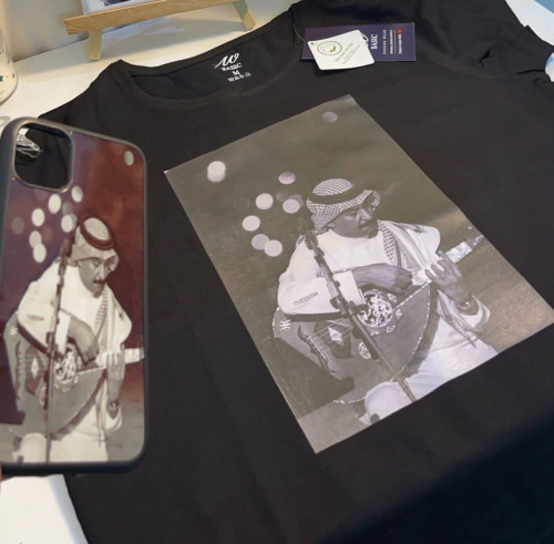 تشيرت اسود نسائي بتصميم حسب الطلب