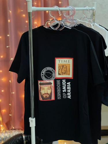 تشيرت اسود بتصميم لليوم الوطني