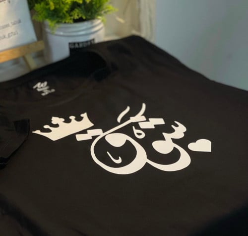 تشيرت نسائي اسود بتصميم حسب الطلب