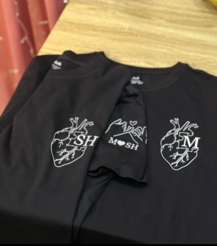 تشيرت كبلز اسود بتصميم حسب الطلب