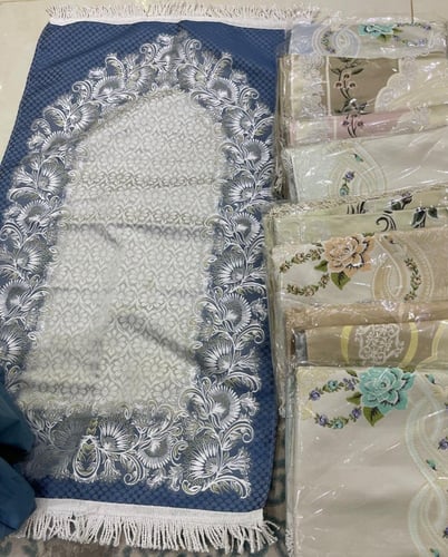 بوكس سجادة جلال مفتوح مع مصحف مخمل