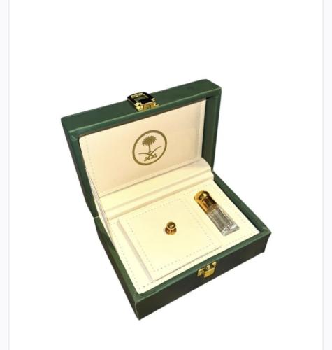 صندوق إهداء جلد فارغ