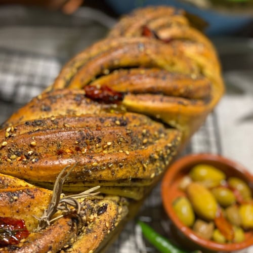 بابكا الزعتر بعجينة السبانخ وقطع جبن الفيتا والطما...