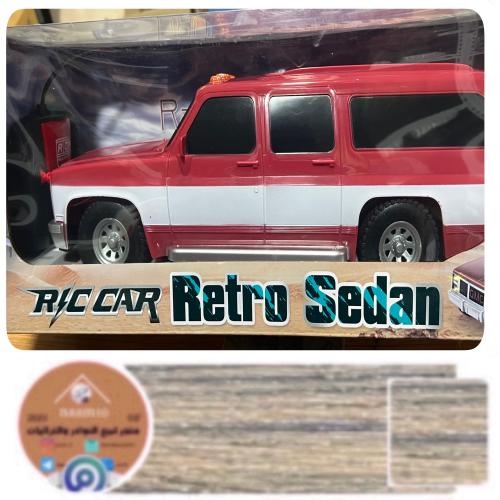 سيارة صالون الموديل القديم حمراء تعمل بالريموت