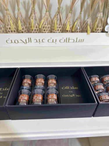طقم شاي وقهوه بمسكة جلد مخصص بالاسم