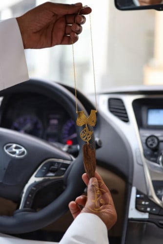 تعليقة بحفر ماسكين يد بعض