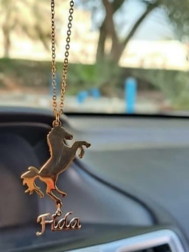 تعليقة سيارة بشكل خيل عليه حرف او اسم حسب الطلب