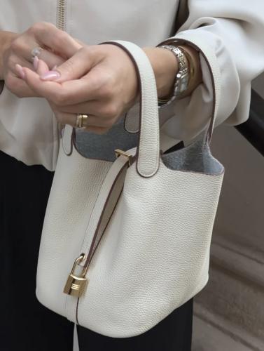 شنطه بيكتن ١٨سم لون كريمي