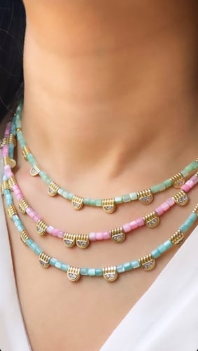 عقد حجر وردي