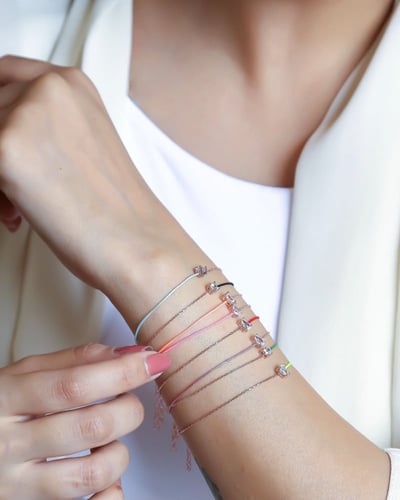 اساور فضة و خيط ملون