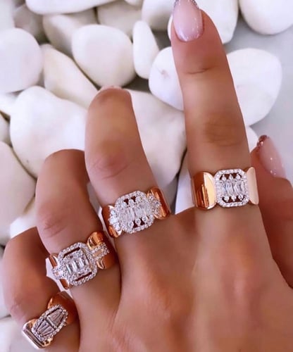 خاتم عريض مرصع بزيركون