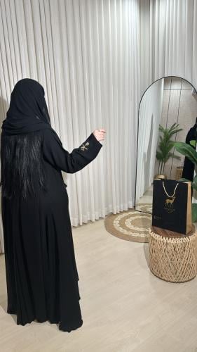 عبايه شيفوانات زايدة مع الاكتاف وتطريز عل الكم