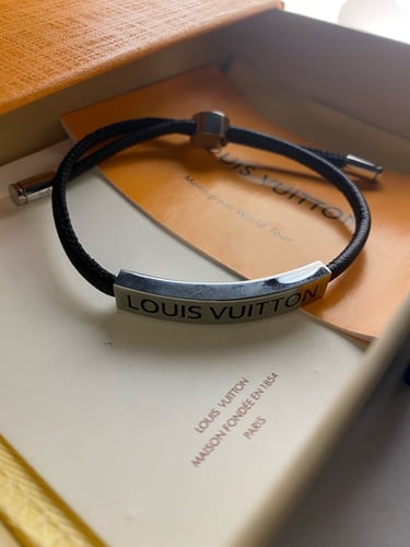 ( تسليم فوري ) LV Space Bracelet / Black