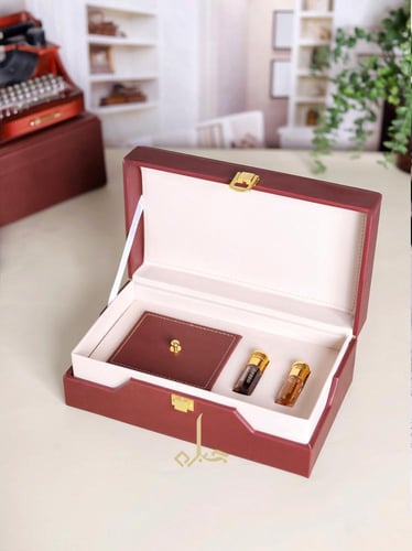 علب جلد ( أوقيتين و 2 ربع توله ) فارغه