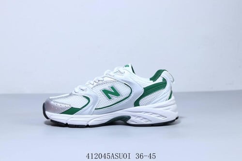 New Balance 530 trainers in white / green