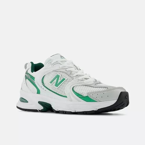 New Balance 530 trainers in white / green