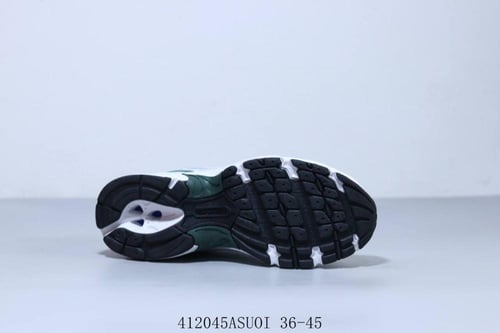 New Balance 530 trainers in white / green