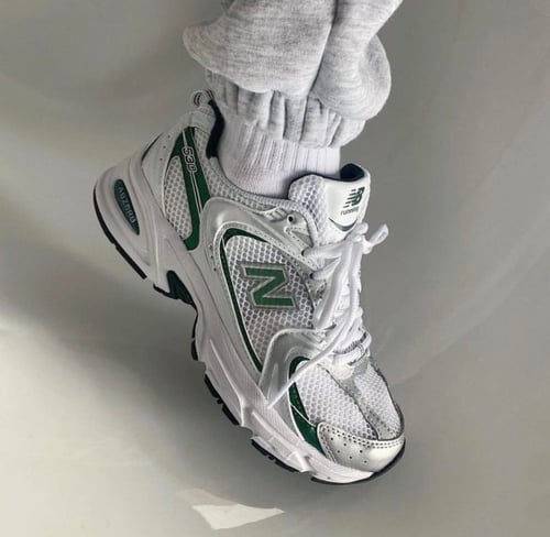 New Balance 530 trainers in white / green